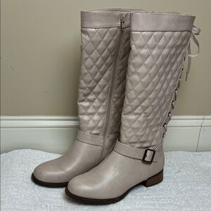 Shoedazzle Stormie beige quilted lace up and zip calf high boots 8